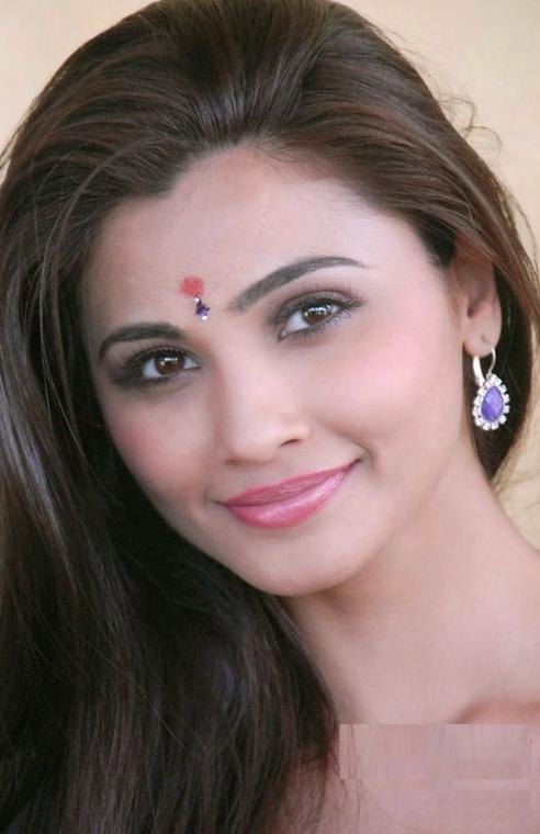 Free Download Daisy Shah Hot Hd Wallpaper Download Unique Wallpapers