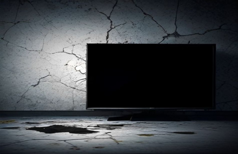 Cracked Tv Screen Prank AI Wallpaper