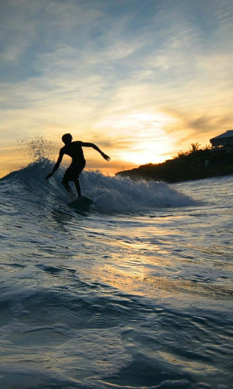 Ride The Waves With This Epic Surfing iPhone Wallpaper