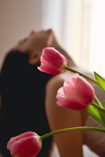 Mujer Soltera Tenencia Flores Blancas Wallpaper