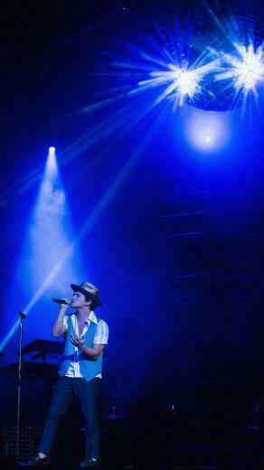 Bruno Mars Hat Concert iPhone Wallpaper 3d