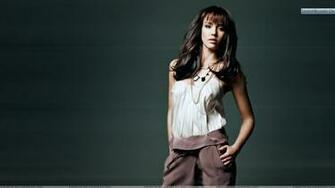 Jessica Alba In White Top And Modeling Pose Wallpaper