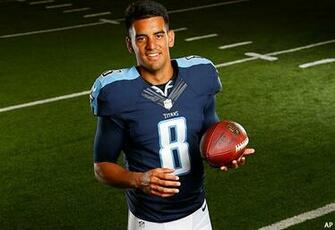 New Titans Qb Marcus Mariota Gets Jersey From Kicker Ryan Succop
