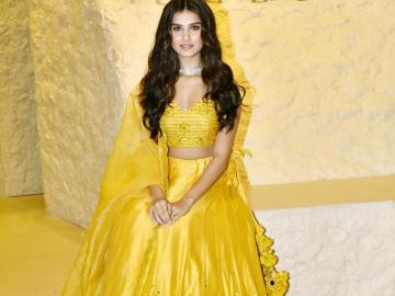 In Pics Tara Sutaria Looks As Pretty A Peach The