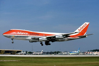 Avianca Boeing 259bm Landing At Miami International