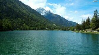 Green Mountain River Wallpaper
