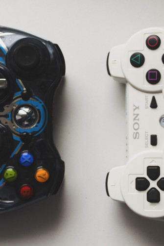 Xbox Vs Playstation iPhone Wallpaper