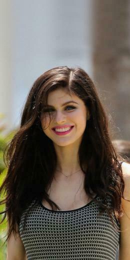 Smile Actress Alexandra Daddario Wallpaper Hot In