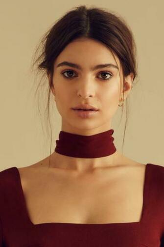 5k Emily Ratajkowski iPhone 4s Image HD