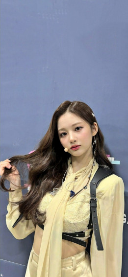 Sullyoon Wallpaper