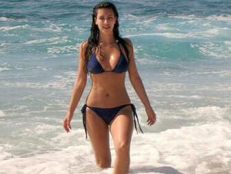Kim Kardashian Bikini On The Beach HD Wallpaper Of