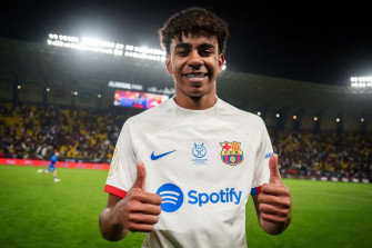 Lamine Yamal Bate Un Nuevo R Cord Wallpaper