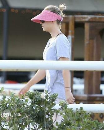 Kaley Cuoco Photos Participates In A Horse Jumping