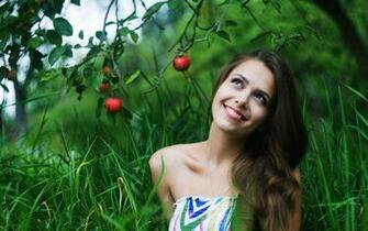 Hollywood Actress Photography Wallpaper Green Grass