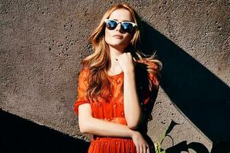 Zoey Deutch Wallpaper Background
