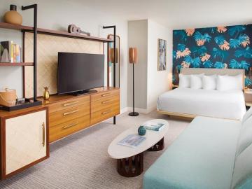 Decor Tips Get The Look From Two Waik K Hotels Surfjack And