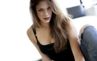 Hot Amanda Righetti Wallpaper