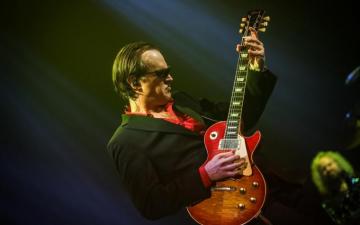 Joe Bonamassa HD Wallpaper Background Image