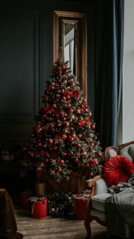 Aesthetic Christmas Wallpaper For A Festive Phone