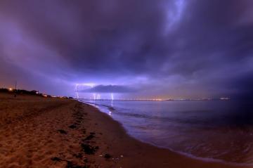 Eight People Are Injured In Lighting At Florida Beach