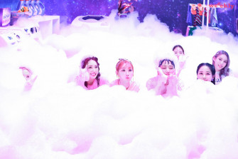 Play M Naver Post Weeekly Holiday Party Mv Behind