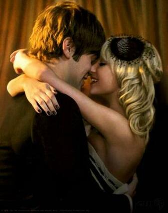 Kissing Lover Couple Wallpaper