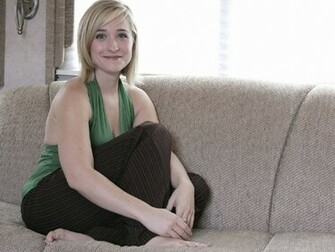 Allison Mack Smile Wallpaper Pictures