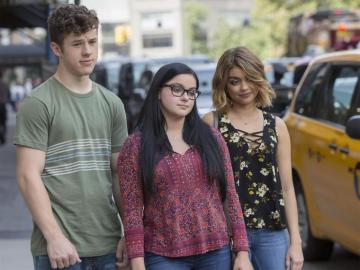 Alex Dunphy S Red Floral Split Neck Top On Modern Family Comments
