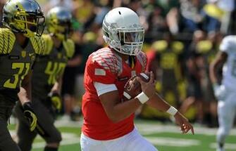 Marcus Mariota Of The Oregon Ducks Runs With