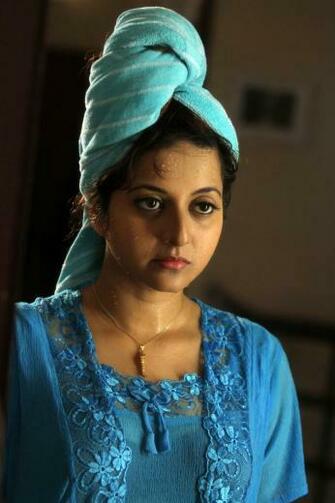 Mithra Kurian Stills Photo Background Wallpaper Image