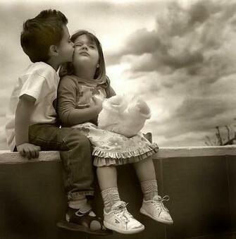 Cute Hugs And Kisses Wallpaper