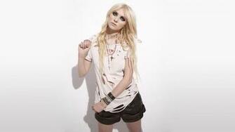 Taylor Momsen HD Desktop Wallpaper