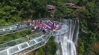 World S Largest Glass Skywalk Opens In China