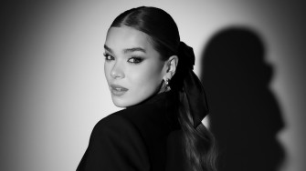 Hailee Steinfeld At Hca Astra Film Awards Wallpaper