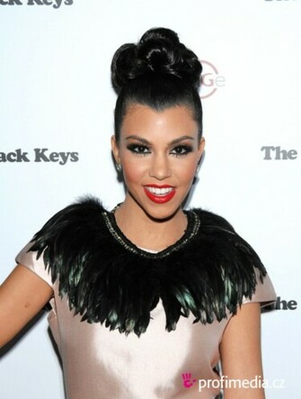 Kourtney Kardashian HD Wallpaper