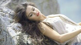 Selena Gomez Sleep On Rocks