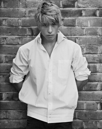 Wallpaper Celebrity Amazing Mitch Hewer Gallery