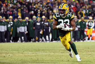 Aaron Jones Of The Green Bay Packers Demonstrates His Elite Wallpaper