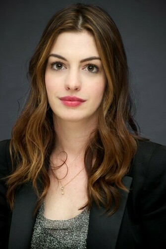 Hathaway Love And Other Drugs Wallpaper Anne