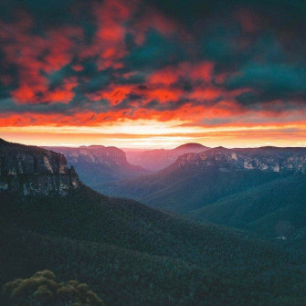 Explore The Breathtaking Beauty Of Blue Mountains National Wallpaper