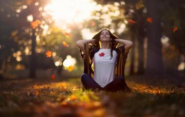 Wallpaper Autumn Girl Falling Leaves Mid Morning Image