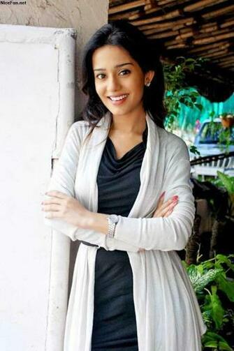Image Of Amrita Rao Mobile Wallpaper