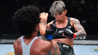 Amanda Lemos In Action Wallpaper