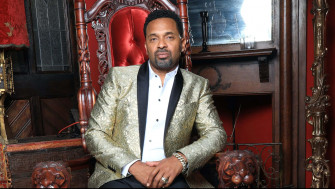 Comedian Mike Epps Posing With Sophistication Wallpaper