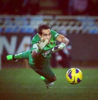 Fc Barcelona S New Goalkeeper Claudio Bravo