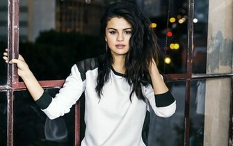 Selena Gomez Wallpaper HD
