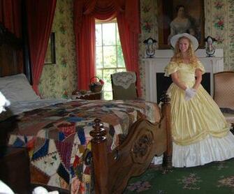Southern Belle Wallpaper