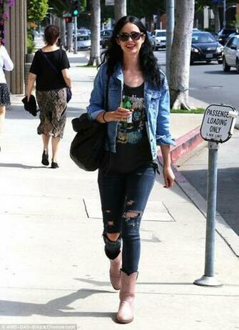 Krysten Ritter Showcases Her Slender Legs In Torn Skinny Jeans