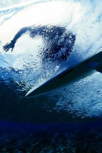 Surfing iPhone 4s Wallpaper