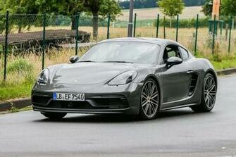 Porsche Cayman Gts Strekt De Benen Spyshots